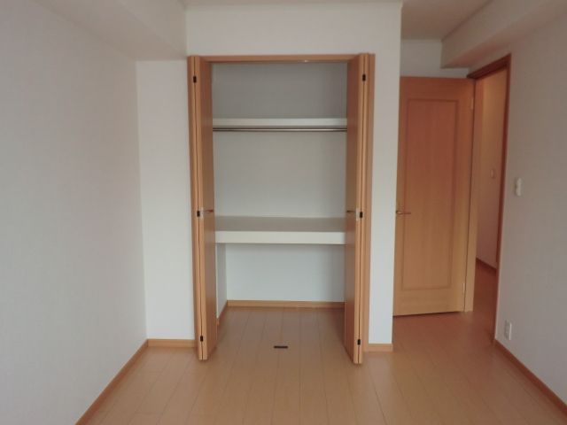 Receipt. How many closet is with shelf