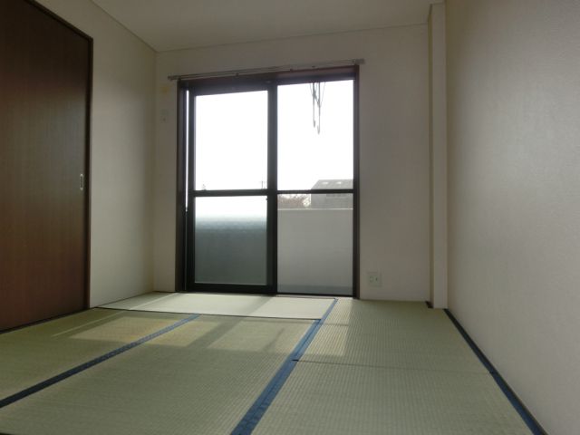 Living and room. For the south-facing, Day is good