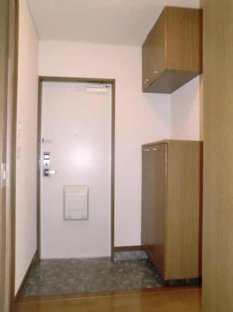 Entrance. Because with a shoebox of a large capacity, Customers are also safe Mie number