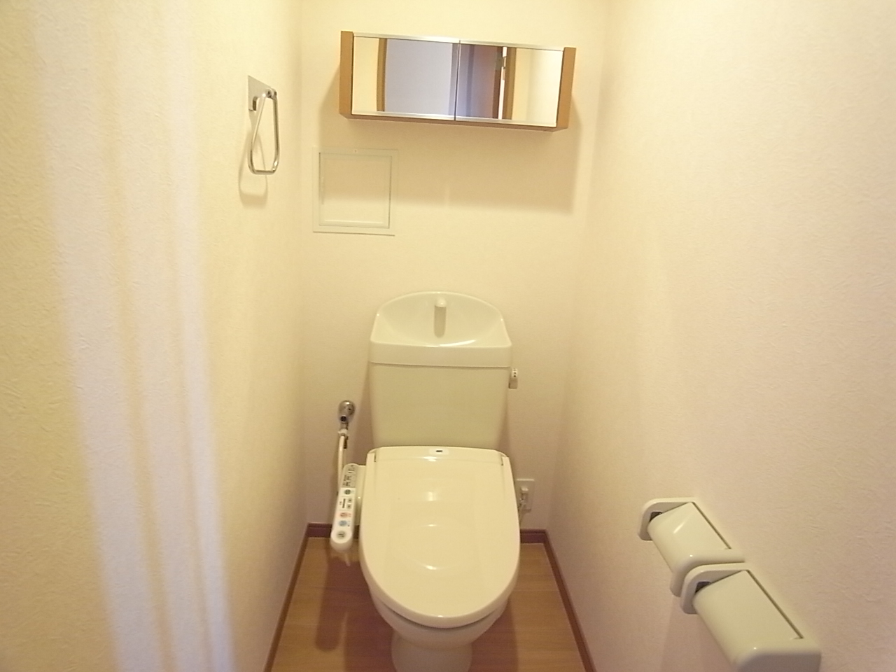 Toilet. Toilet also widely, ^^ Glad to come with up to shelf