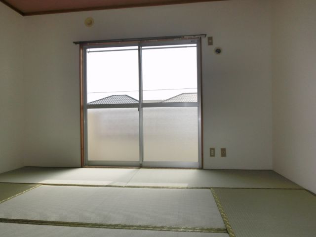 Living and room. Large windows to capture a lot of light. 