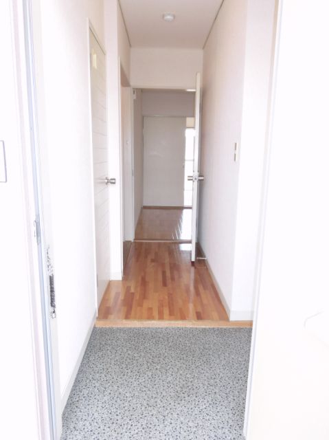 Entrance. I will put even cupboard because the entrance of the spread. 