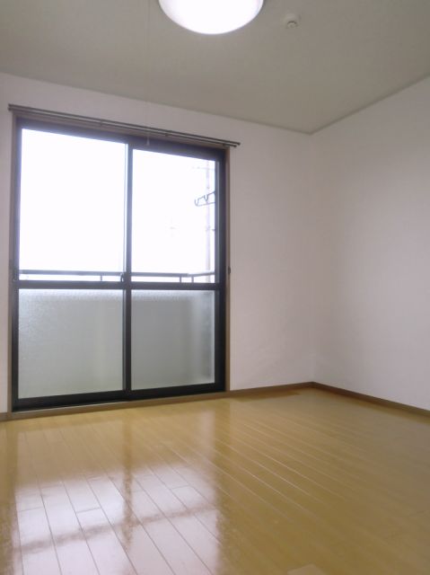 Living and room. This room has a feeling of opening. 