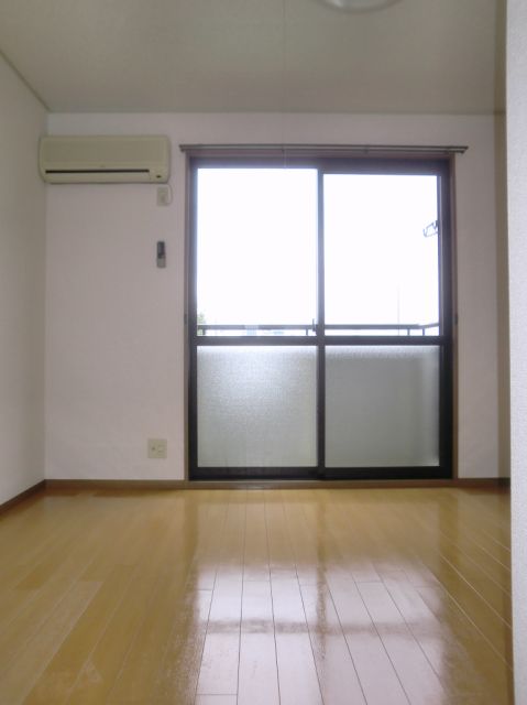 Living and room. Air conditioning is conditioned rooms. 