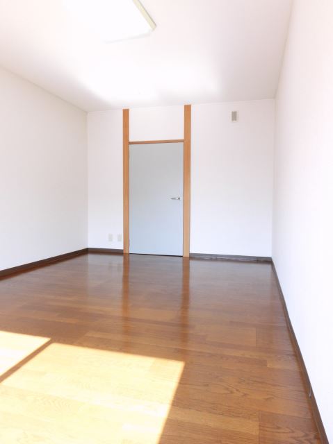 Living and room. The room layout of the room is likely to spread of.