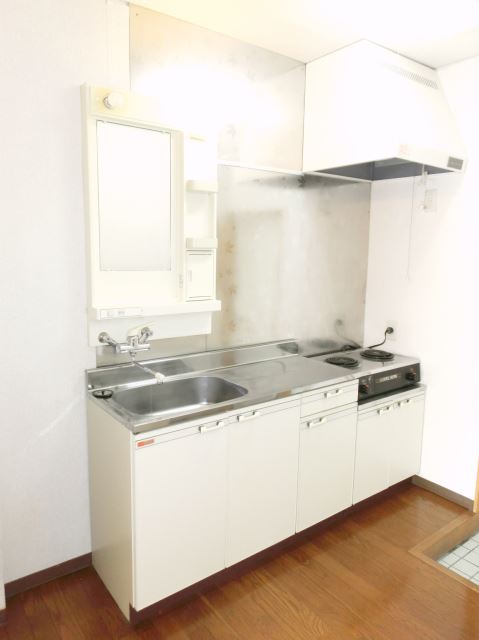 Kitchen. You Hakadori cuisine in an electric stove 2-neck.