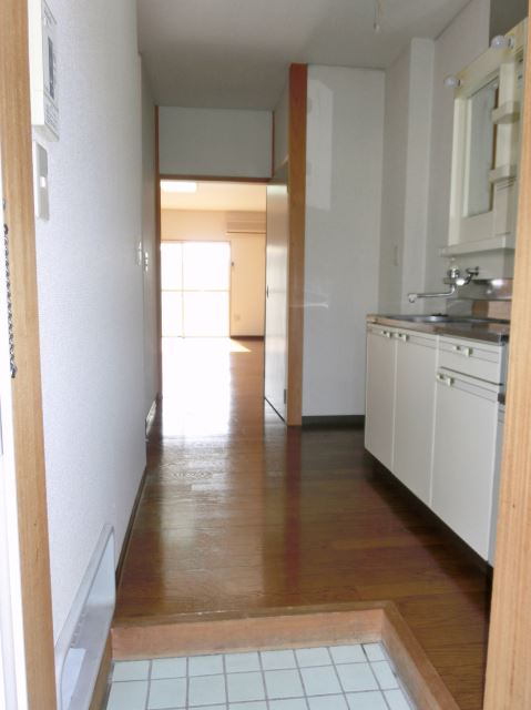 Entrance. Also shoebox equipped to foot.