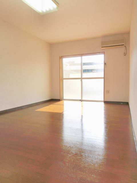 Living and room. Equipped with lighting fixtures and air conditioning.