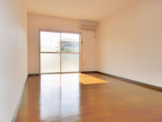 Living and room. 10 Pledge of Western-style breadth of the room.