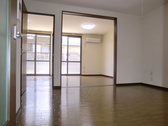 Living and room. Pat flow line to each room