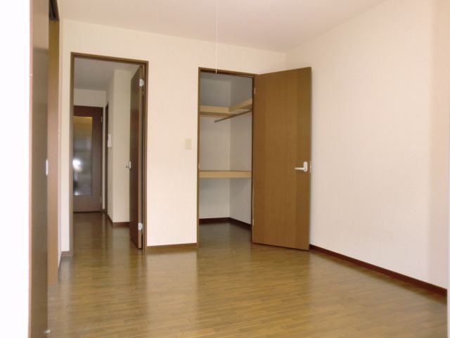 Receipt. Walk-in closet with depth