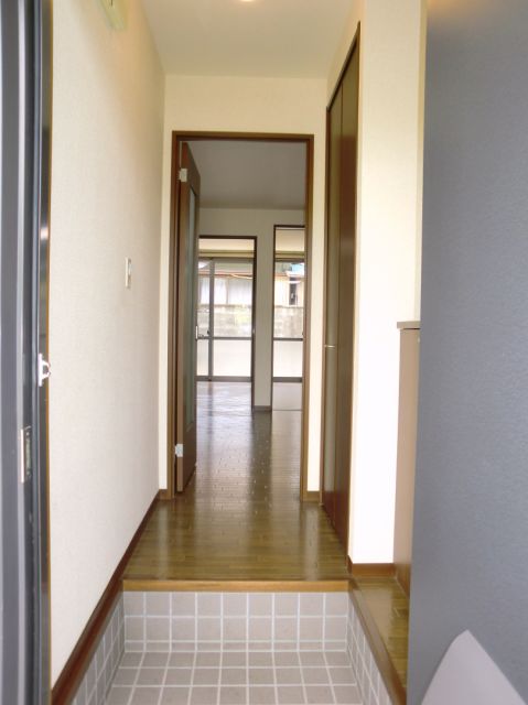 Entrance. Wide entrance space