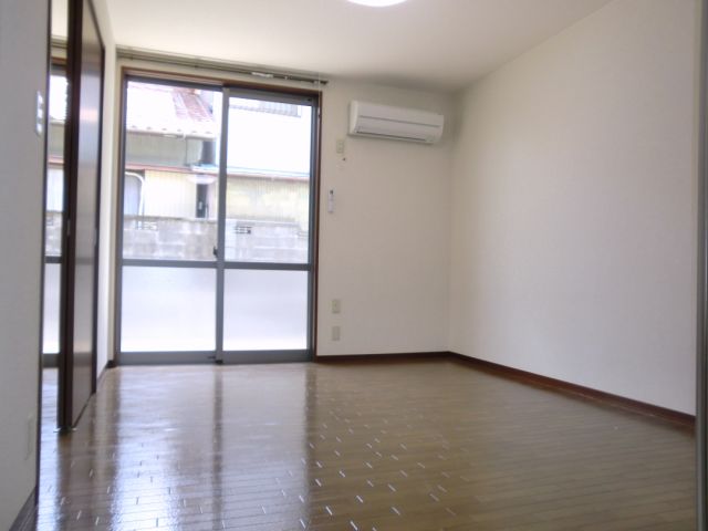 Living and room. Sunny good Western-style