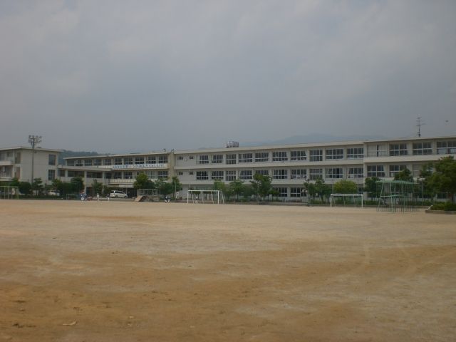 Junior high school. 1300m until the Municipal Akasaka junior high school (junior high school)