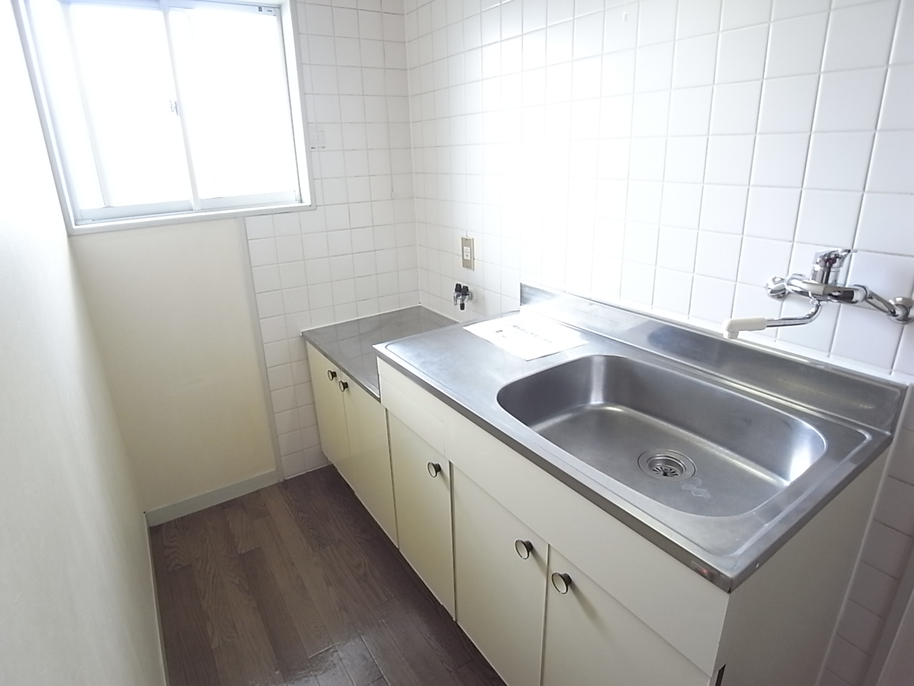 Kitchen. Easy to be ventilated so that with a window, Daytime electrical No need ^^