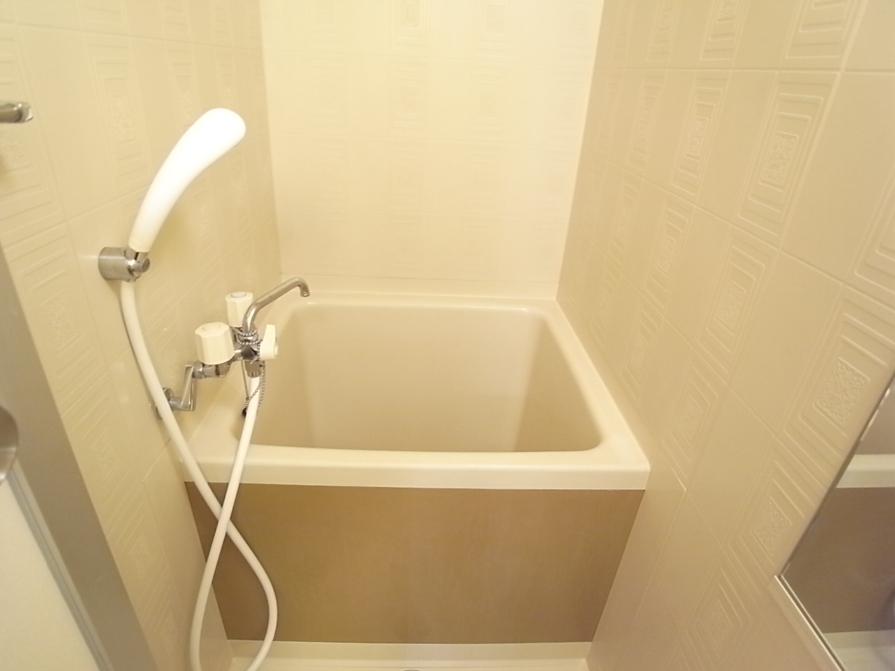 Bath. Water bill can be saved is the narrowness!