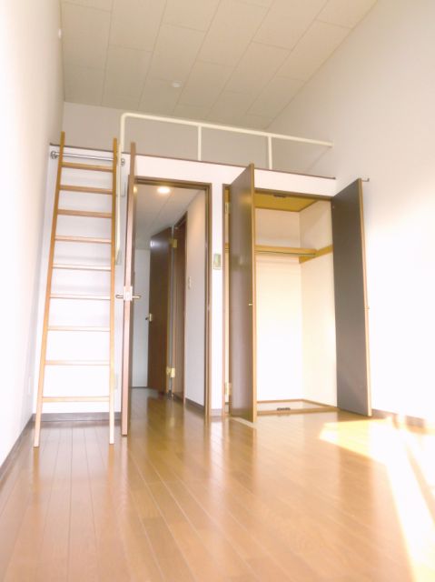 Living and room. It is full of feeling of freedom living room. 