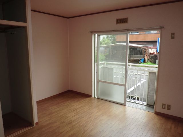 Living and room. It is a Western-style entering south-facing the sun.