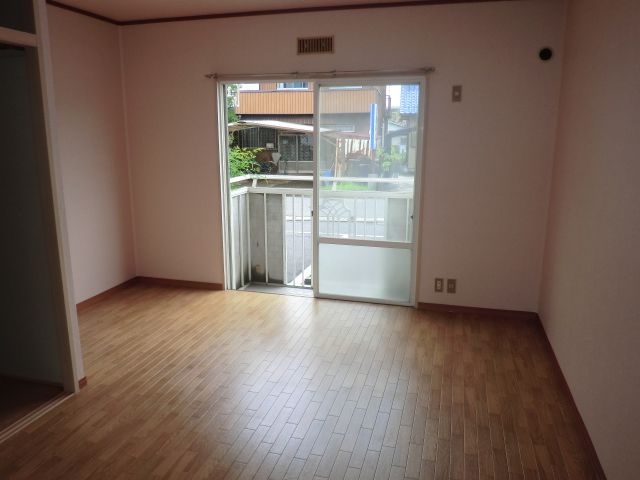 Living and room. It is a Western-style entering south-facing the sun.