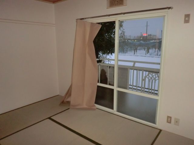 Living and room. You'll relax in the Japanese-style room