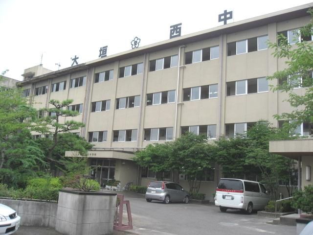 Junior high school. 1100m until the Municipal west junior high school (junior high school)