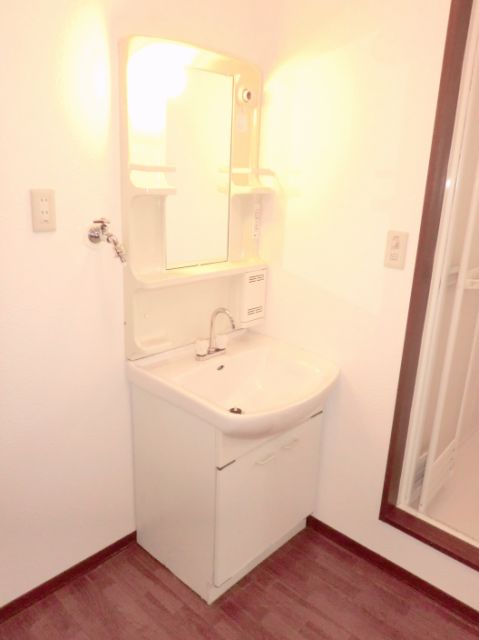 Washroom. Independent wash basin is glad equipment.