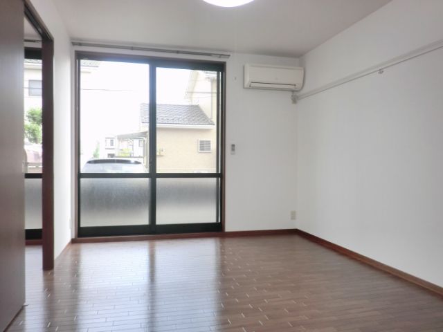 Living and room. Air conditioning, It is with lighting equipment.