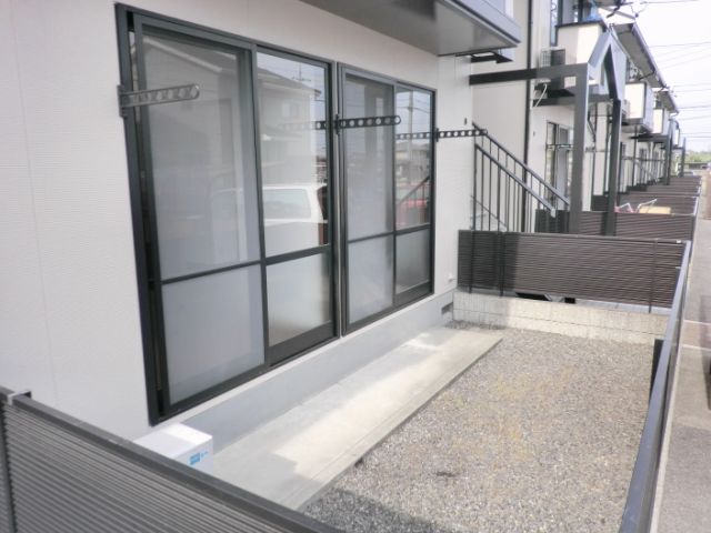 Garden. Please use well the spacious garden.