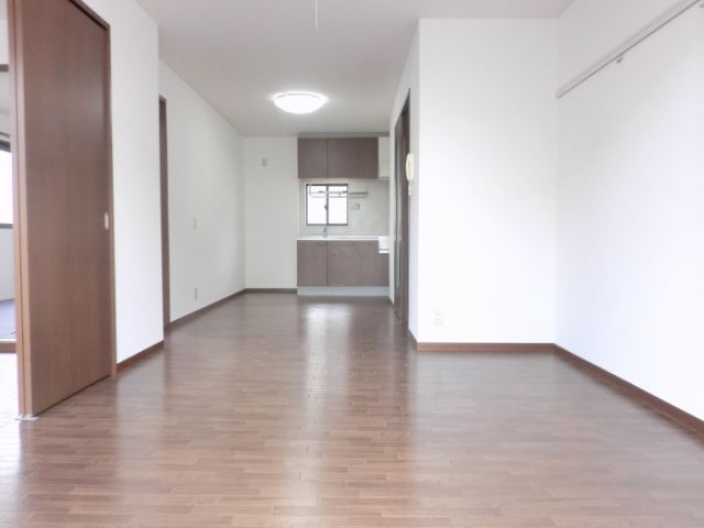 Living and room. Spacious living plugging daylighting.