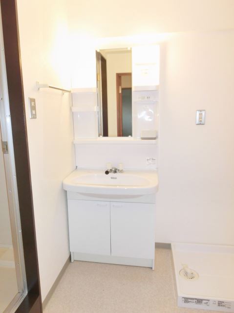 Washroom. It has become a comfortable size also washstand.