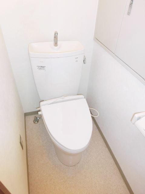 Toilet. Clean, great relaxation of space.