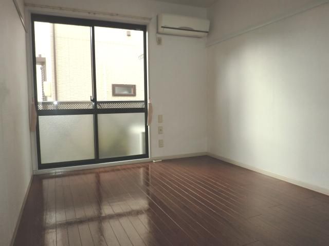 Living and room. Glad this air-conditioned room. 