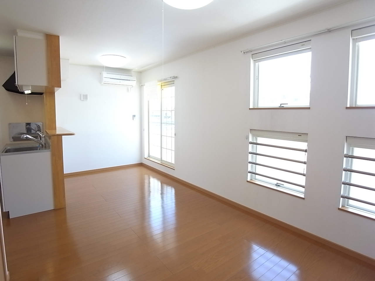 Living and room. Since the south-facing a sunny ^^