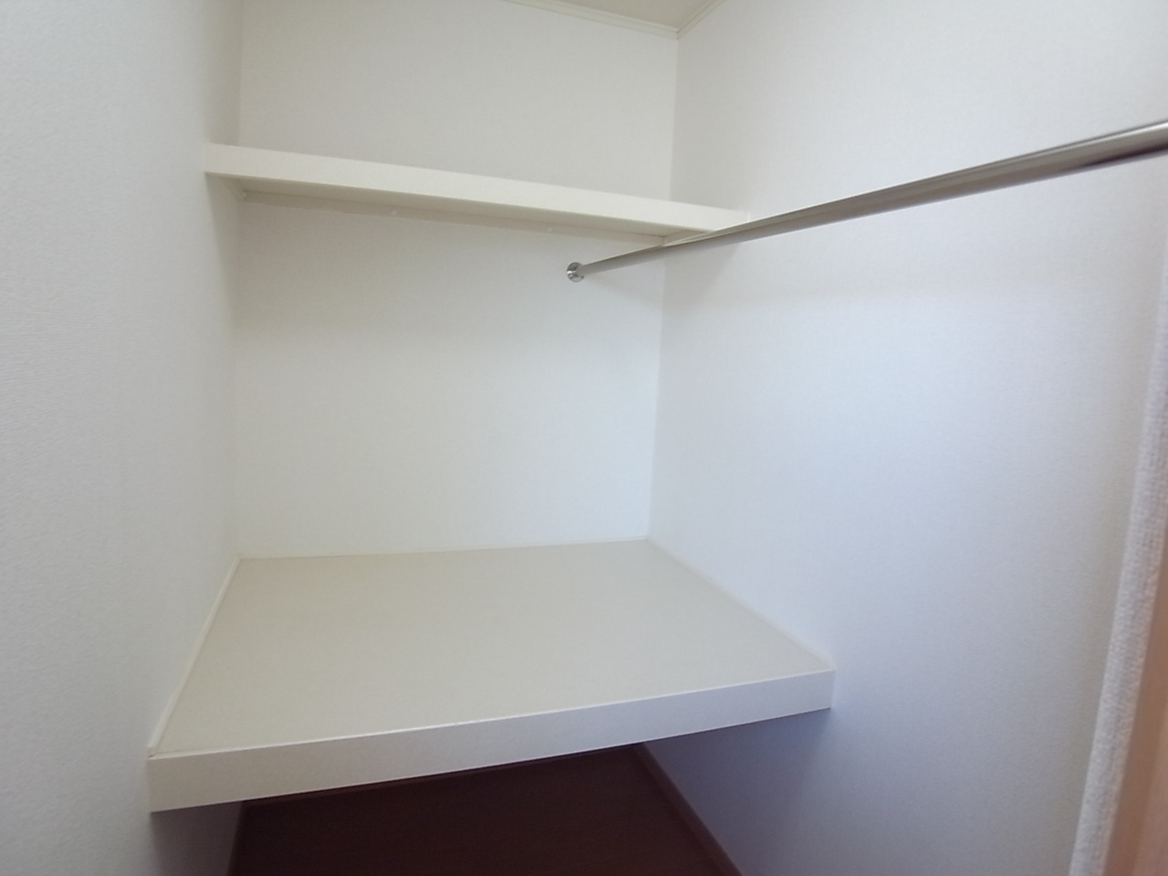 Receipt. Wide storage!