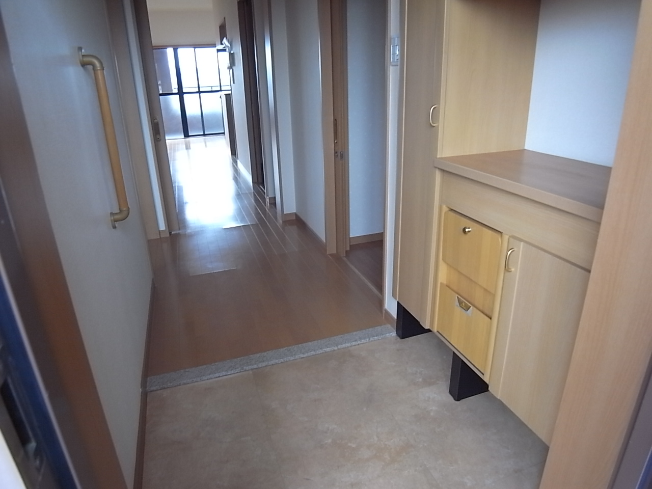 Entrance. It comes with a chair of the storage type in cupboard! !