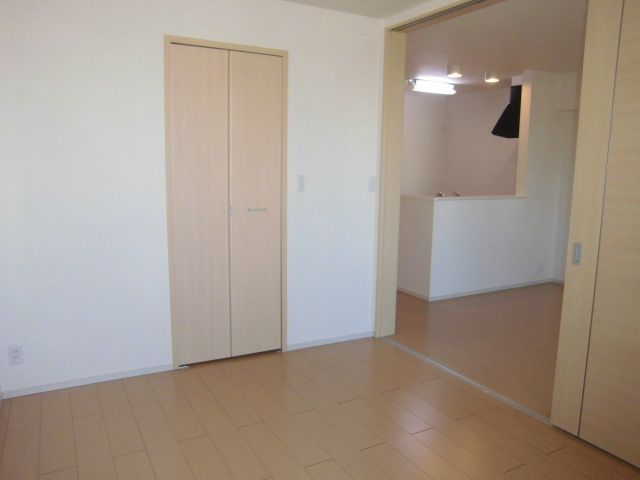 Living and room. It is the state of the south side of the living room.