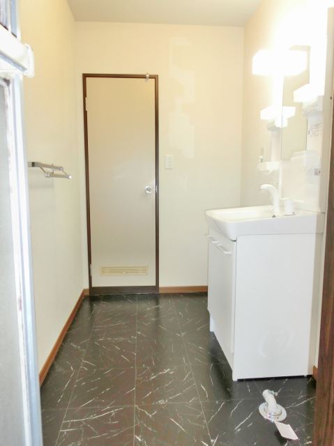 Washroom. Spacious wide undressing space.