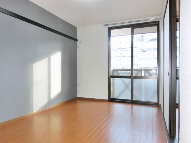 Living and room. Sunny south side of the Western-style.