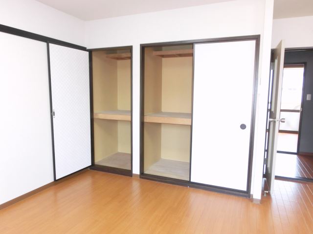 Receipt. There is a storage of large capacity.