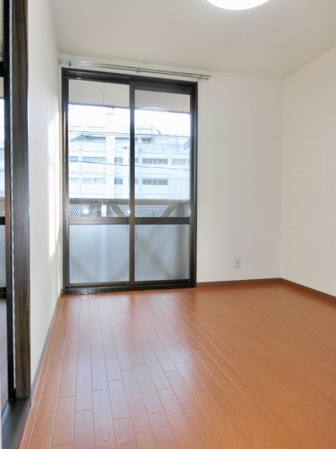 Living and room. Use a variety of Western-style.