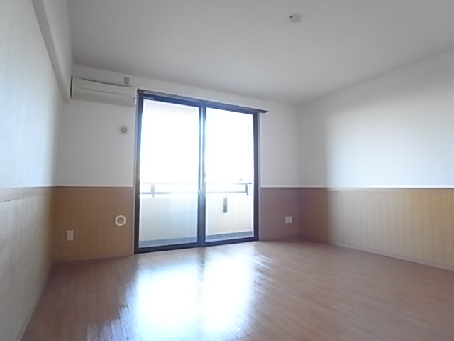 Living and room. Come please refer to this breadth