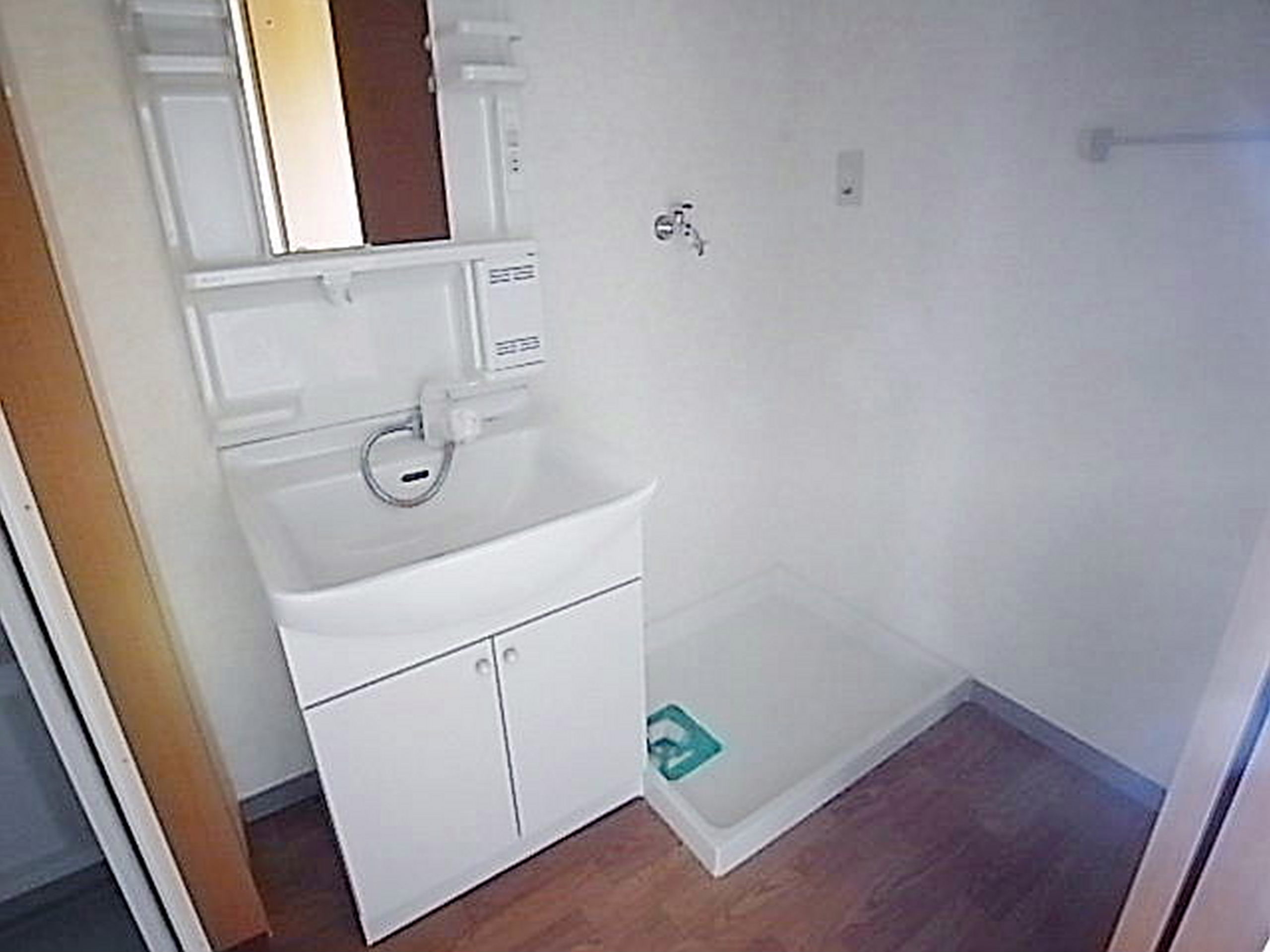 Washroom. Independent wash basin! !