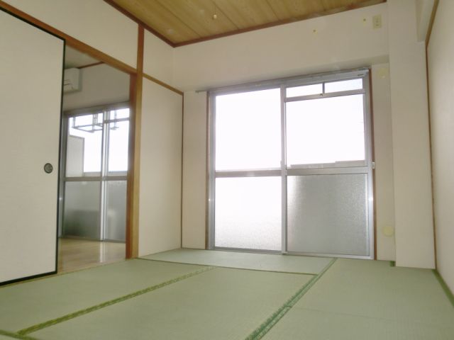 Living and room. For the south-facing, Day is good.