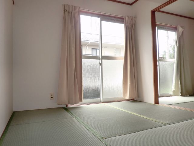 Living and room. Facing south in sunny.