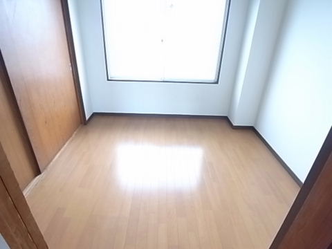 Living and room. North Western-style. How about in the bedroom.