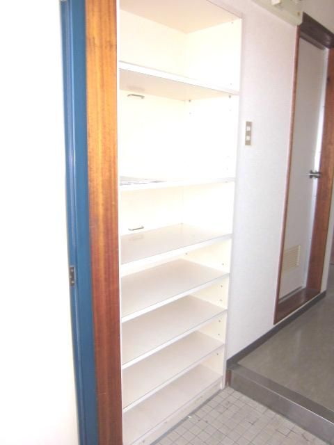 Entrance. It comes with a shoebox in the foyer next to.