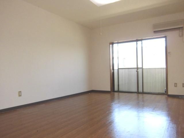 Living and room. Is a room with air conditioning.