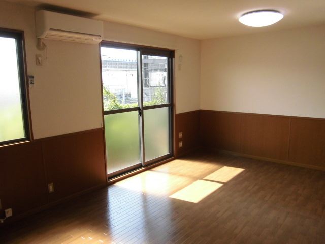 Living and room. It is a bright room facing south.