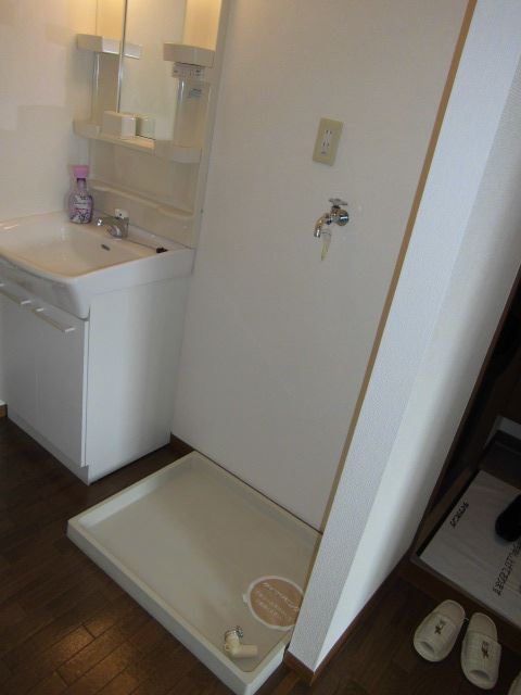 Other room space. I like the indoor laundry storage.