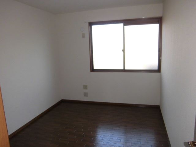 Living and room. It is decorated in north Western-style.